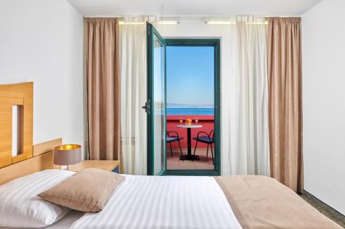 奈维斯Veya Hotel by Aminess的一间卧室配有一张床,享有海景