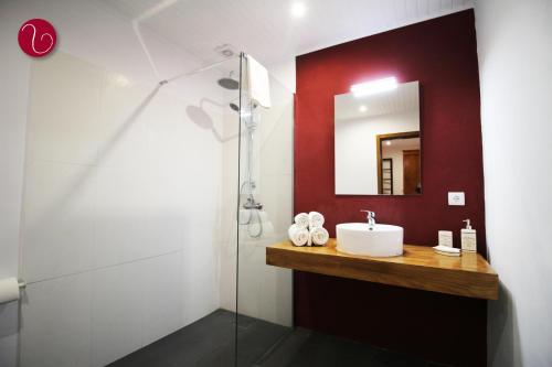 丰沙尔GuestHouse Vila Lusitania的一间带水槽和镜子的浴室