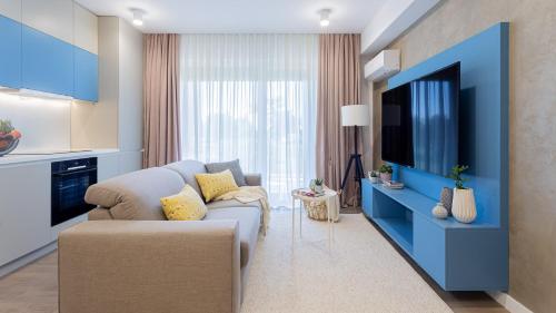 沃伦塔里Il Lago - Azur - Cozy Luxurious Smart Home By The Lake的带沙发和电视的客厅