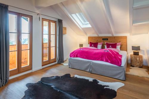 巴特维塞Der Hochsitz的一间卧室配有一张带粉色毯子的大床