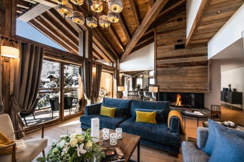 莱热Kinabalu by Alpine Residences的客厅设有蓝色的沙发和壁炉