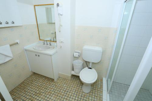 黄金海岸圣特罗佩度假酒店的浴室配有卫生间、盥洗盆和淋浴。