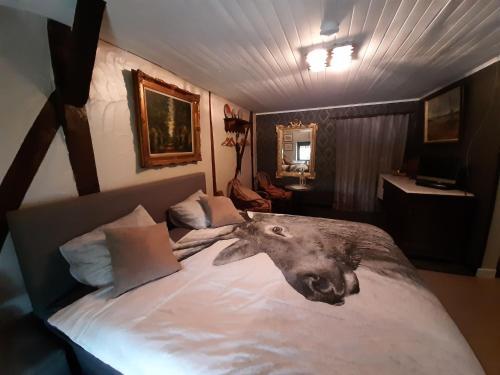 斯图蒙B&B Chambre d'hôtes de la Vecquée的一间卧室,配有一张带狼头的床