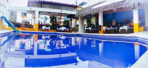 圣克鲁斯华特库Hotel Arrecife Huatulco Plus的游泳池位于酒店前方,设有游泳池