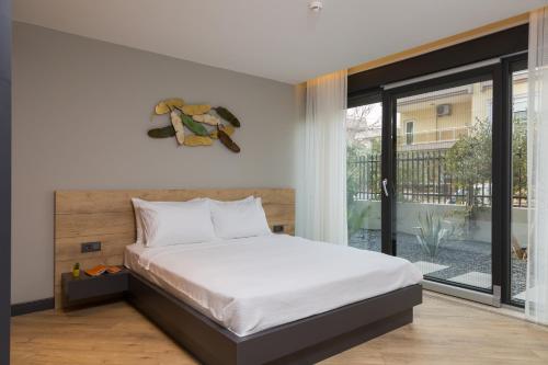 安塔利亚Z-Suites的一间卧室设有一张床和一个大窗户