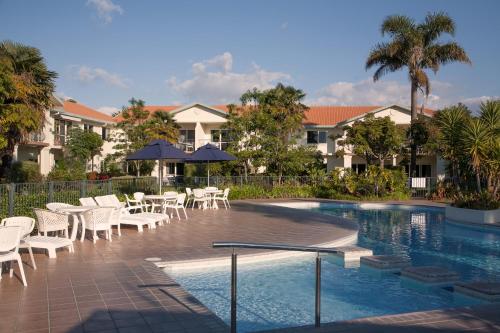 太平洋棕榈树度假酒店内部或周边的泳池