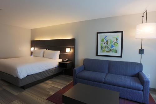 奥尼昂塔Holiday Inn Express Oneonta, an IHG Hotel的酒店客房,配有床和沙发