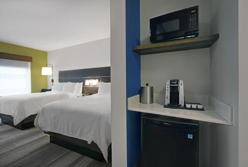 密尔沃基Holiday Inn Express - Milwaukee Downtown, an IHG Hotel的酒店客房配有两张床和微波炉。