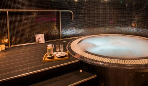 圣安德鲁斯Kinnettles Hotel & Spa的带浴缸的浴室,提供食品托盘