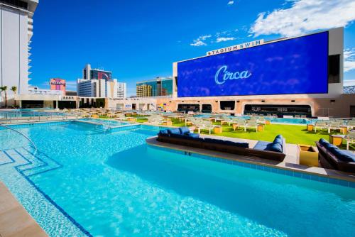 拉斯维加斯Circa Resort & Casino - Adults Only的一座大游泳池,在城市里设有大屏幕