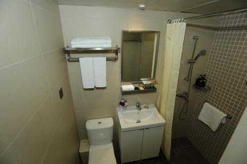 香港伯惠酒店的浴室配有卫生间、盥洗盆和淋浴。