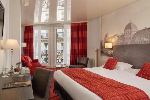 巴黎哈维酒店的酒店客房带一张床、一张桌子和椅子