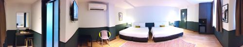 吉隆坡Katel Kuala Lumpur formally known as K Hotel的一张卧室的两张照片,卧室里有一张床