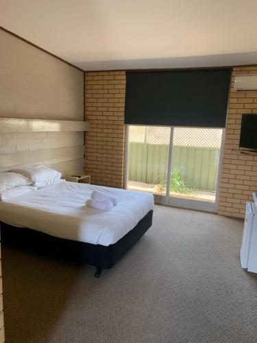 HopetounHOPETOUN COMMUNITY HOTEL MOTEL的一间卧室设有一张大床和一个大窗户