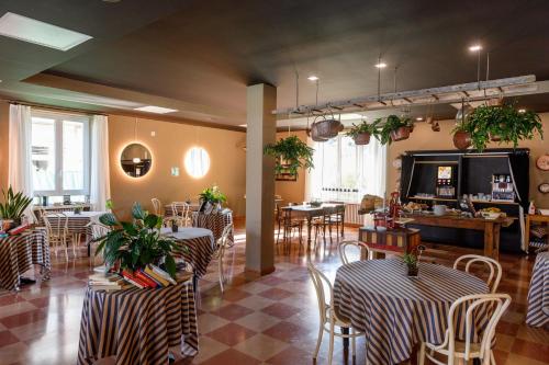 巴多利诺圣马可酒店的一间在房间内配有桌椅的餐厅