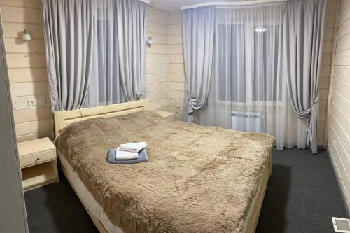 德泽姆布洛尼亚Дзембронія的一间卧室配有一张床,上面有两条毛巾