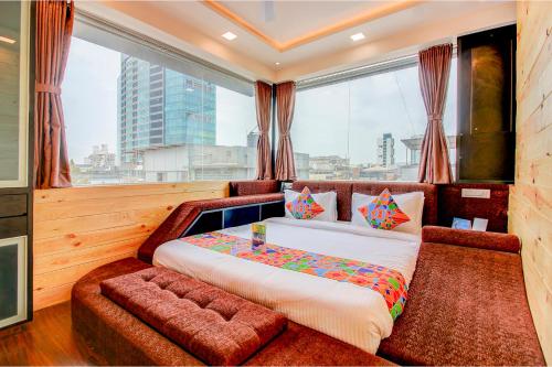 纳威孟买Hotel Radana Vashi Navimumbai的一间卧室设有一张大床和一个大窗户