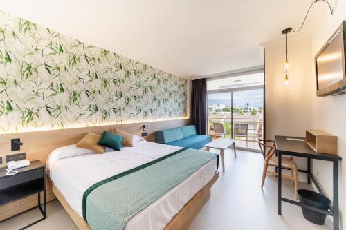 拉皮内达帕拉斯皮内达酒店的配有一张床和一张书桌的酒店客房