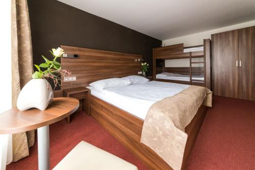 帕索尔维基特蒙目瑟瓦夫酒店的一间卧室设有一张大床和一个木制床头板