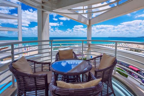 阳光海滩Effect Grand Victoria Hotel - Ultra All Inclusive的游轮上带桌椅的阳台