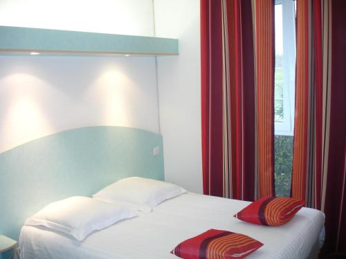 Agape Hotel Niort- Bessines客房内的一张或多张床位