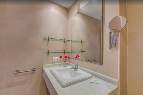 桑坦伊Es Port penthouse的白色的浴室设有水槽和镜子