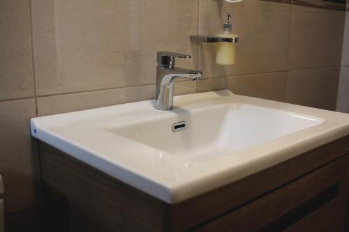 新帕扎尔Ecco Superior的浴室内设有一个白色水槽和水龙头