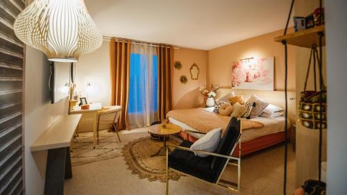 瓦讷基利雅得卓越瓦纳中心 - 万国宫艺术酒店的一间卧室配有一张床、一张桌子和一把椅子