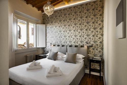 佛罗伦萨帕里奥内乌诺住宿加早餐旅馆的卧室配有一张白色大床和两条毛巾