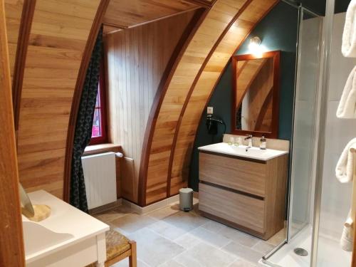 拉法特盛赛尔勤奋酒店的一间带水槽和镜子的浴室