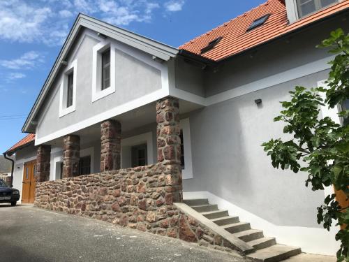 赞考Fügekert - Bed&Wine的白色的石墙房子