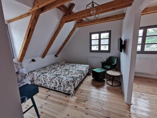 赞考Fügekert - Bed&Wine的一间卧室配有一张床和一把椅子