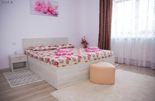克利默内什蒂Casa Stefania 1的一间卧室配有带粉红色枕头的床。