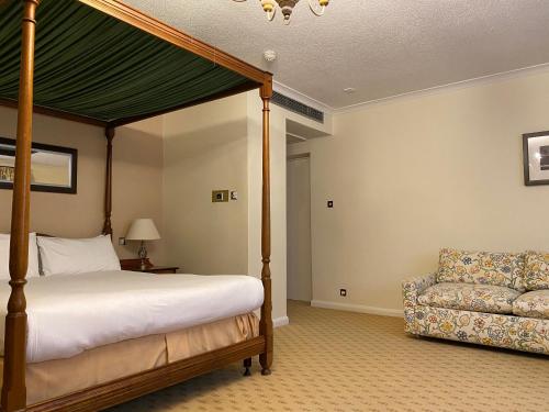 布鲁克莫灵顿班纳斯特里Spa酒店客房内的一张或多张床位