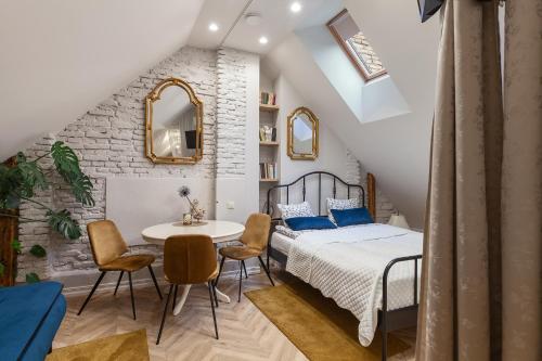 维尔纽斯Apartments Satva的卧室配有一张床和一张桌子及椅子
