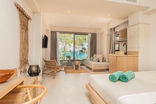 佩科霍里MAKO Sea & Suites的一间带两张床的卧室和一间客厅