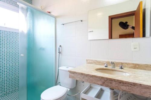 乌巴图巴UBATUBA PRAIA DO SAPE - bela casa em condominio - 01 Quadra da Praia, Wifi, Piscina, Churrasqueira e Forno de Pizza的浴室配有卫生间、盥洗盆和淋浴。