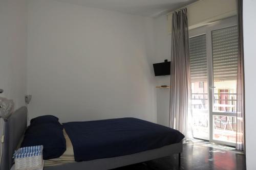 阿拉西奥Suite Rania的一间卧室设有一张床和一个阳台的窗户。