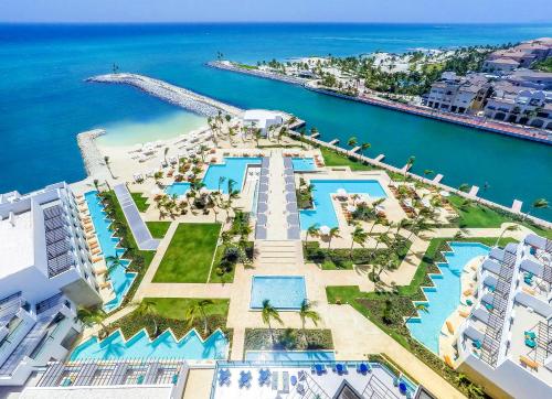 蓬塔卡纳TRS Cap Cana Waterfront & Marina Hotel - Adults Only - All Inclusive的享有度假村和海洋的空中景致