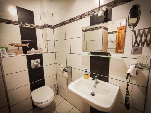 马尔贝格太阳酒店的一间带卫生间和水槽的浴室