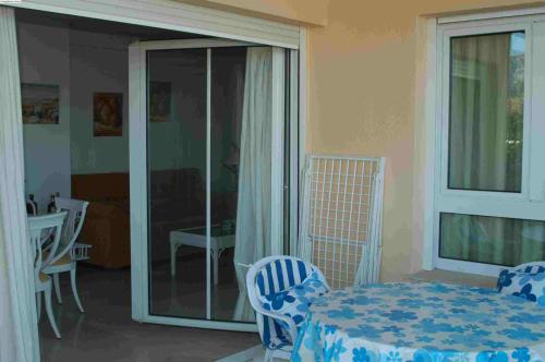 德尼亚Carlton Playa的客房设有桌椅和阳台。