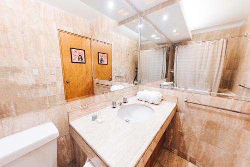 利马Selina Posada Miraflores的一间带水槽和镜子的浴室