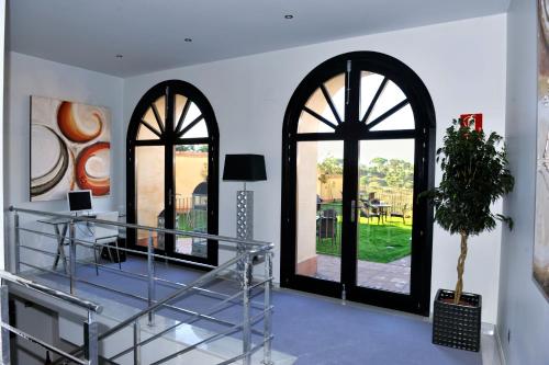 塞哥维亚唐费利佩酒店的客房设有2扇拱形窗户和1个楼梯