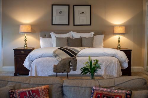 Lake ToxawayThe Greystone Inn的一间卧室配有一张沙发床和两盏灯。