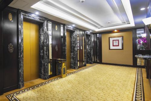 澳门总统酒店的走廊上设有黄色和黑色的墙壁,还有黄色的地毯