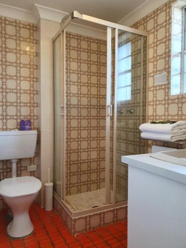 昆比恩马古丽塔汽车旅馆的带淋浴和卫生间的浴室