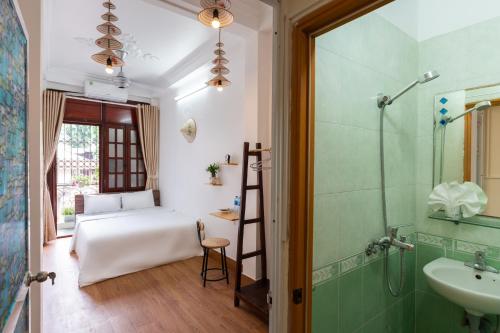 河内Nusmile's Homestay & Travel的配有床、淋浴和盥洗盆的浴室