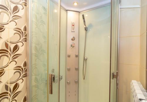 帕莫瑞芬奈尔旅馆的浴室里设有玻璃门淋浴