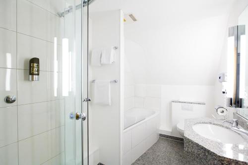 艾托弗斯胡森赫夫酒店的白色的浴室设有水槽和淋浴。