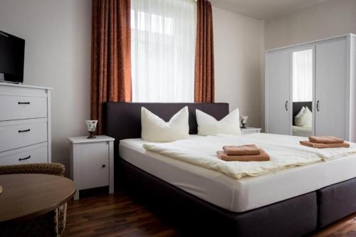 德累斯顿Villa Angelika的一间卧室配有一张大床和两条毛巾